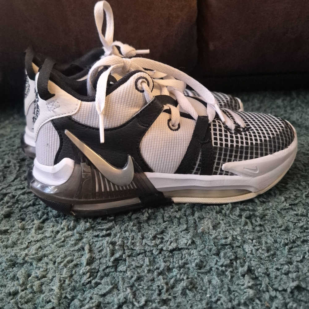 Nike LeBron Witness 7 Kids Basketball Sneakers Black White Size 4Y - Picture 7 of 16